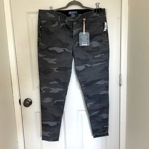 Woman’s camouflage Democracy brand skinny pants/jeans NWT Size 16